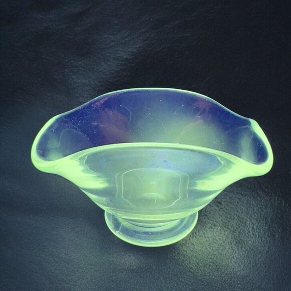 Vintage Clear Glass Bowl Dish Footed Wavy Edges Green UV Glows Manganese 365nm - Picture 1 of 16